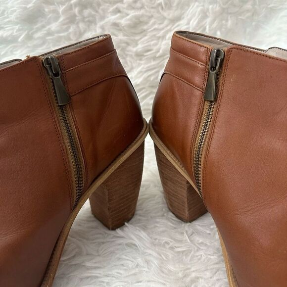 Hinge Cognac Leather Ankle Booties Buckle accent, almond toe Size 9 M block heel - Picture 4 of 11